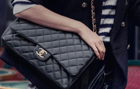 como saber si un bolso chanel es original|ver tarjeta de chanel real.